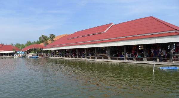 Sam Phan Nam Floating Market　